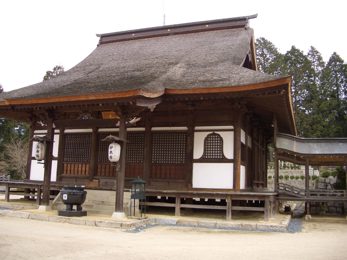 妙本寺（番神堂）】 鎌倉時代末期の１３世紀に創建された西身延（にし 