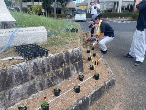 花壇に植栽する生徒たち3