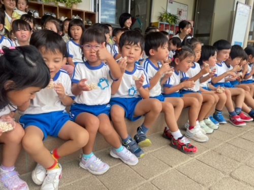 パンパン菓子を食べる園児たち