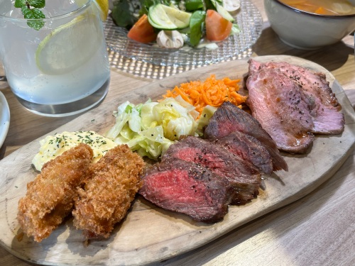 カキフライ、和牛肉、ピーチポークのローストポーク