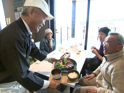 接客中の内藤組合長と、お客さん