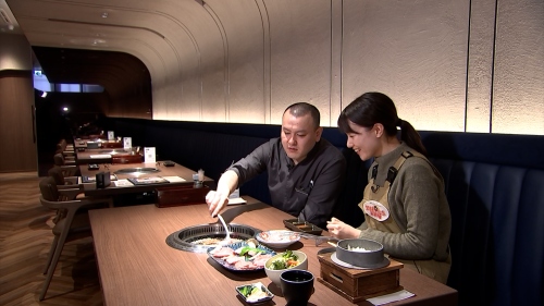 料理長に肉を焼いてもらう、難波リポーター