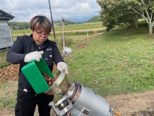 甘栗を機会に入れる森本さん