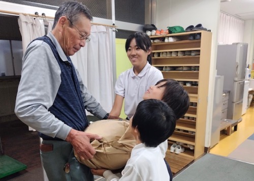 地元の小学校の学童クラブにも提供しています