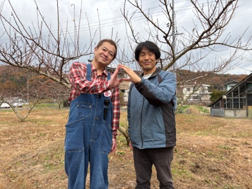 ももポーズをするハローさんと今井部会長