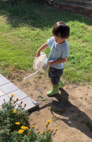 お庭で水やり | 浅口市　今城さん