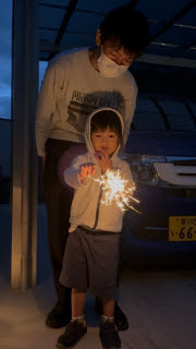 はじめての手花火 | 高松市　さつまいもさん