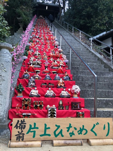 圧巻の石段ひな飾り